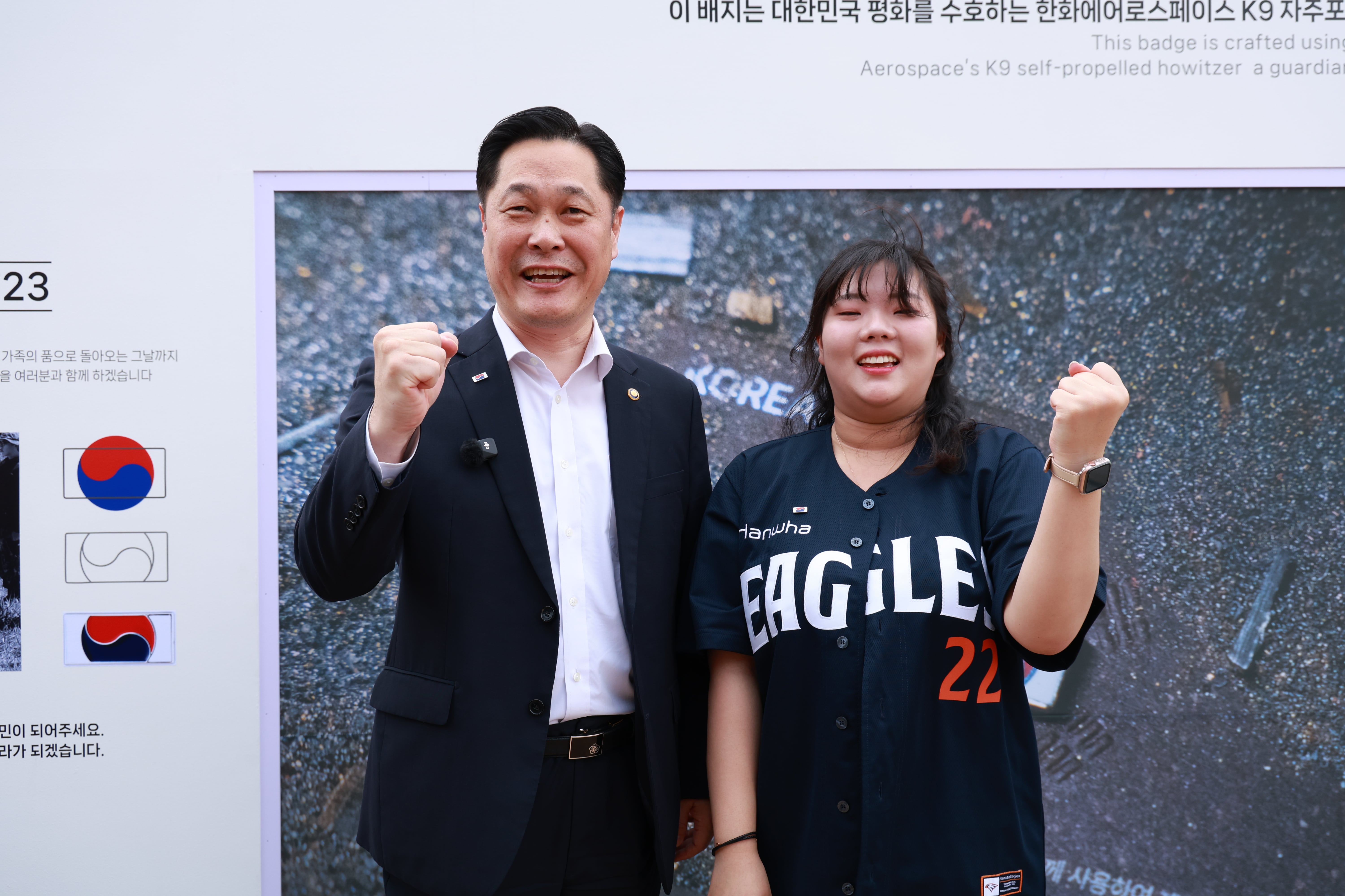 이희완 국가보훈부 차관과 행사에 참석한 천안함 46용사 고 김경수 상사의 장녀 김다예씨